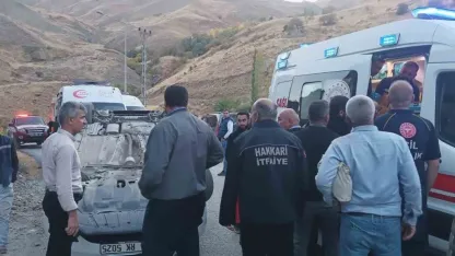 Hakkari’de trafik kazası, otomobil takla attı 3 yaralı