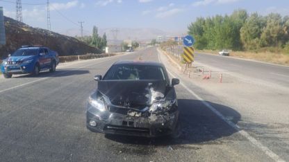 İki aracın karıştığı kazada 2 kişi yaralandı
