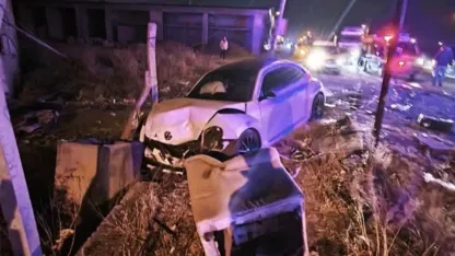 Iğdır'da trafik kazası; araçta sıkışan sürücü kurtarıldı