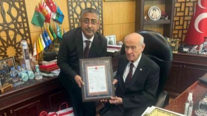 Teşkilat binasının tapusunu Genel Başkan Devlet Bahçeli’ye takdim ettiler