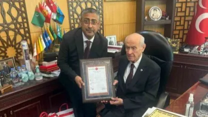 Teşkilat binasının tapusunu Genel Başkan Devlet Bahçeli’ye takdim ettiler