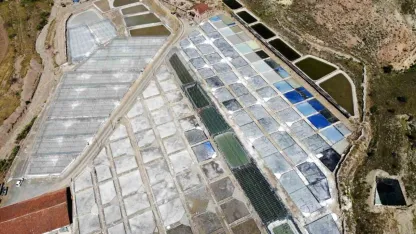 Kemah'ta Evliya Çelebi’nin övgüyle bahsettiği alanda 3 bin yıldır su ekip tuz üretiyorlar