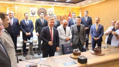 Köprü dizisine de konu olan Erzincan’ın güleç yüzü Tuncay’a, Validen doğum günü sürprizi