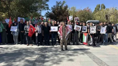 Van Yüzüncü Yıl Üniversitesi öğrencileri Gazze için yürüdü