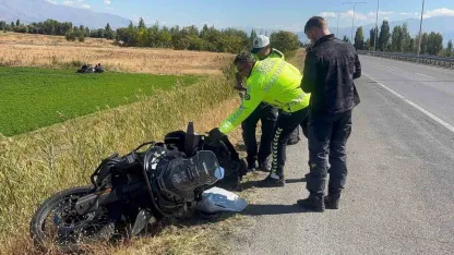 Erzincan’da bariyere çarpan Rus motosiklet sürücüsü öldü