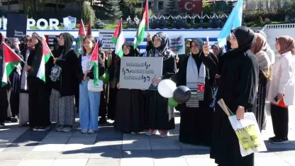 Sağlık çalışanları Gazze için 100. haftada sessiz yürüyüşlerini sürdürdü