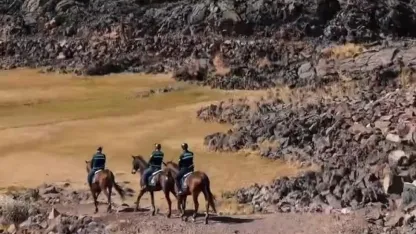Van İl Jandarma Komutanlığı Tarihi Zeyn Kalesi’nin eteklerinde atlı jandarma devriyesi attı