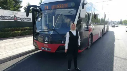 Sultan Geleri, "Kızlardan şoför olmaz" dediler şimdi trambüsle yolların tozunu alıyor