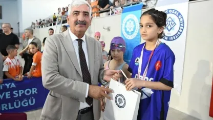 Muşlu Hüma Daşdemir 50 metre serbest yüzmede Türkiye rekoru kırarak ödüllendirildi