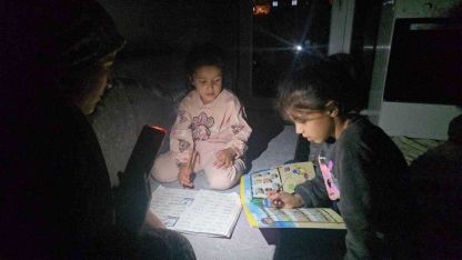 Hakkari’de karanlıkta ders: Akbay ailesi elektrik istiyor