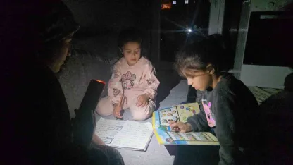 Hakkari’de karanlıkta ders: Akbay ailesi elektrik istiyor