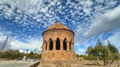 Ahlat’ta bulutlar ve tarihi kümbetler görsel şölen oluşturdu