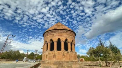 Ahlat’ta bulutlar ve tarihi kümbetler görsel şölen oluşturdu