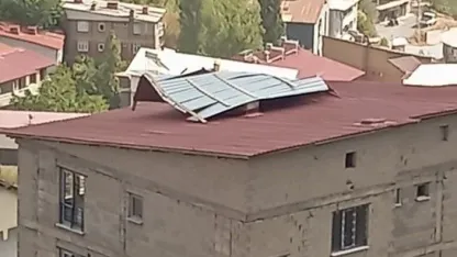 Şiddetli rüzgar Hakkari'de çatılara zarar verdi