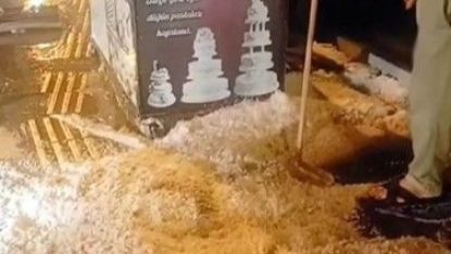Ahlat’ta dolu yağışı cadde ve sokakları beyaza bürüdü