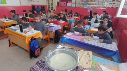 Van’da "Çorba Günü" etkinliği: Veliler pişiriyor, öğrenciler tadıyor