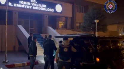 Polis Iğdır’da 10 Afgan göçmen ve göçmenleri taşıyan 2 kişi yakaladı