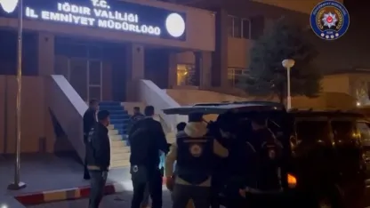 Polis Iğdır’da 10 Afgan göçmen ve göçmenleri taşıyan 2 kişi yakaladı