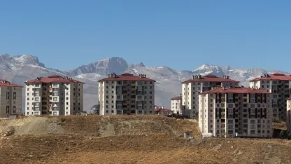 Yüksekova’da araçların camları buz tuttu, dağların tepesi beyaza büründü