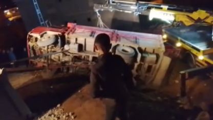 Yüksekova’da odun yüklü kamyonet devrildi