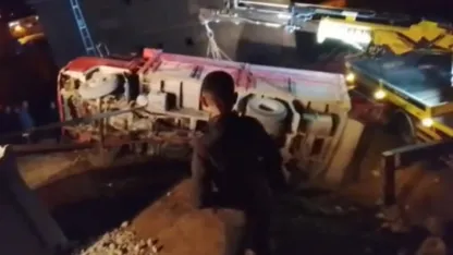 Yüksekova’da odun yüklü kamyonet devrildi