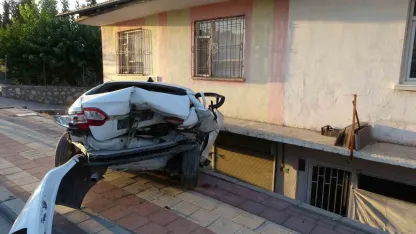 Otomobilin evin balkonuna girdi: 2’si çocuk 3 yaralı