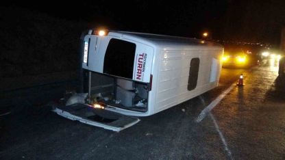 Tur midibüsü devrildi: 13’ü öğrenci 14 kişi yaralandı