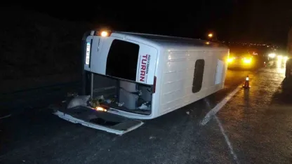 Tur midibüsü devrildi: 13’ü öğrenci 14 kişi yaralandı