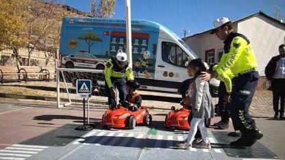 Van Muradiye’de öğrencilere trafik güvenliği eğitimi