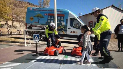Van Muradiye’de öğrencilere trafik güvenliği eğitimi