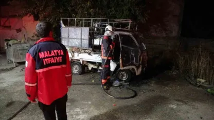 Malatya’da park halindeki araçta çıkan yangın paniğe neden oldu