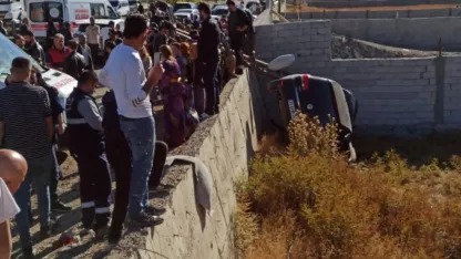Yüksekova’da kontrolden çıkan otomobil şarampole yuvarlandı: 5 yaralı