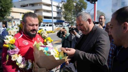 Milli güreşçi Serhat Sarıçiçek memleketinde coşkuyla karşılandı