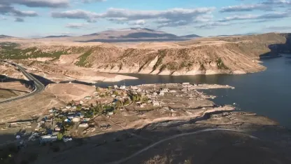 Kars’ta sular çekildi, eski köy ortaya çıktı