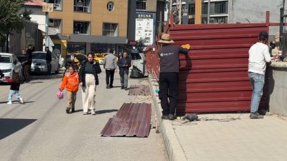 Okul yolundaki kaldırımın kapatılmasına tepki: "Kaldırımı öğrencilere açın"