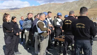Türk polisi zoru başarıyor: Sis, karanlık fark etmiyor hedef 12’den