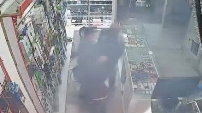 Cep telefonu bataryası bomba gibi patladı