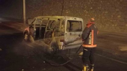 Malatya’da seyir halindeki otomobil alev aldı