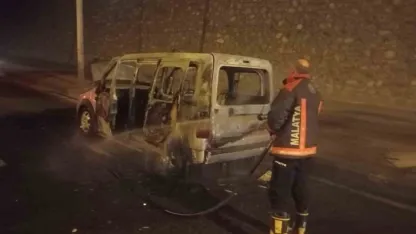 Malatya’da seyir halindeki otomobil alev aldı