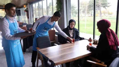 Erzurum’da "Gülümseyen Kafe" özel bireylerin üretim merkezi oldu