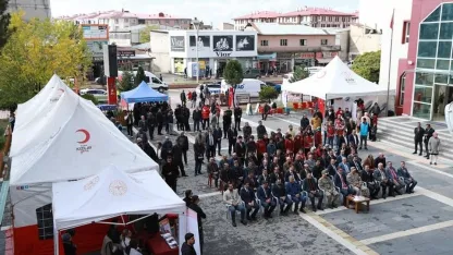 Erciş’te 2011 depreminde hayatını kaybedenler anıldı