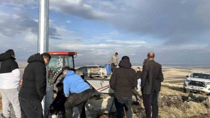 Köylülerin 20 yıllık hayali: Ermenistan sınırına Türk bayrağı diktiler