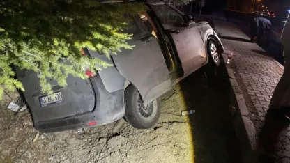 Sürücü direksiyon hakimiyetini kaybetti araç refüje çarptı: 1 yaralı