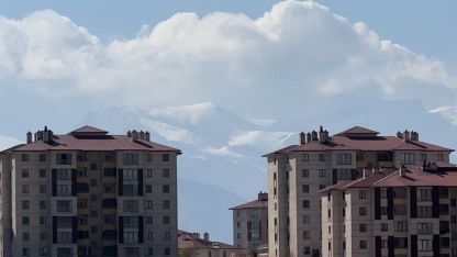 Hakkari Yüksekova’da karlı dağlar ve bulutlar birleşti