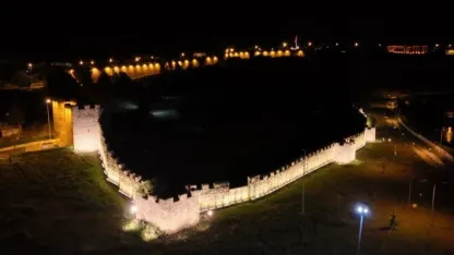 Işıklandırılan Ardahan Kalesi böyle görüntülendi