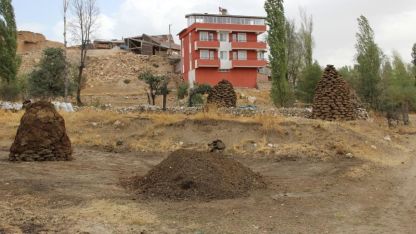 Erzincanlı köylüler kışa hazır: Yakacaklar tezekten