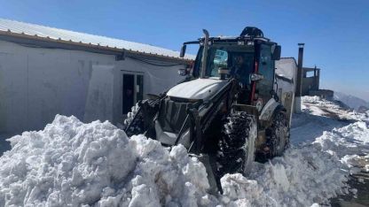 Hakkari’deki üs bölgesinde karla mücadele çalışması