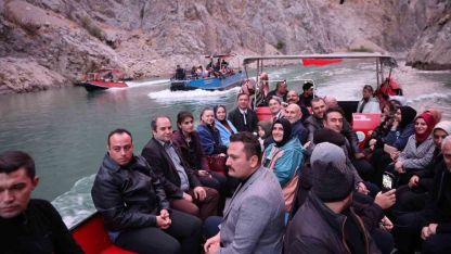 Vali Aydoğdu Kemaliye’de esnafı ziyaret etti, Karanlık Kanyon’da tekne turuna katıldı