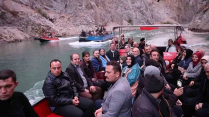 Vali Aydoğdu Kemaliye’de esnafı ziyaret etti, Karanlık Kanyon’da tekne turuna katıldı