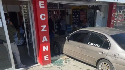 El freni çekilmeyen araç eczaneye girdi